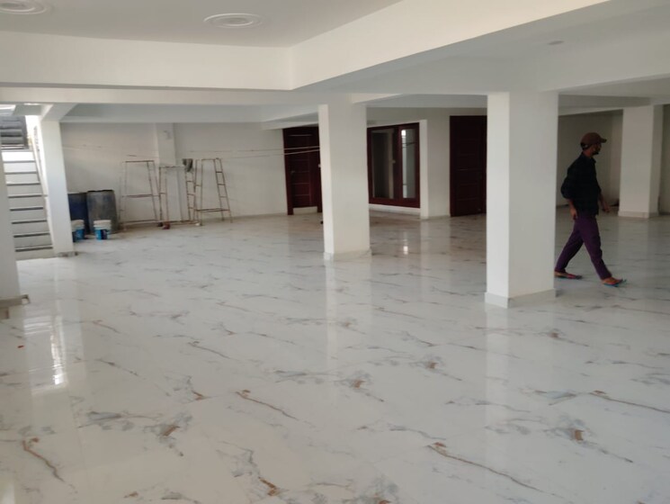  Parking, gomti nagar Commercial Office Space 2000 Sq.Ft. In Gomti Nagar Lucknow 8897450