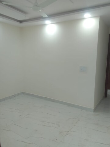 Room in 3 BHK Builder Floor at Govindpuri – for Rent