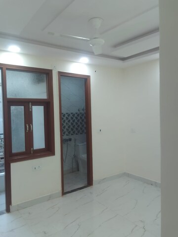 Room in 3 BHK Builder Floor at Govindpuri – for Rent