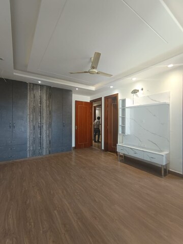 Room in 3 BHK Apartment at Sunder Apartment, Paschim Vihar – for Rent