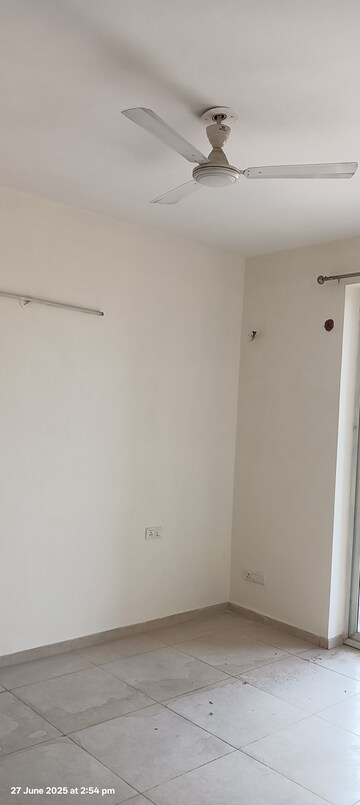 Room in 3 BHK Apartment at Sector 20 – for Rent
