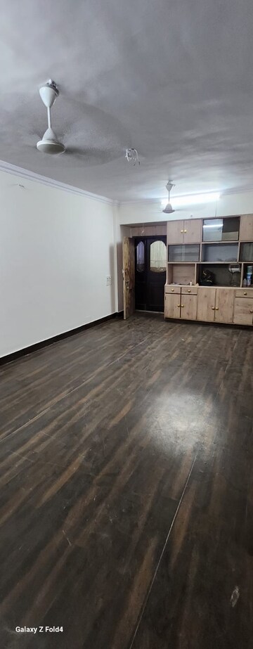 Room in 2 BHK Apartment at Sunder Lane, Malad West – for Rent