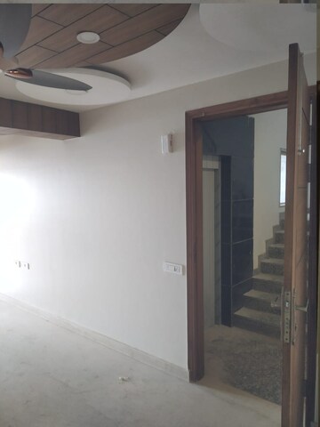 Staircase in 4 BHK Builder Floor at Vipul World Floors, Sector 48 – for Rent
