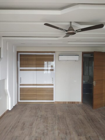 Room in 4 BHK Builder Floor at Vipul World Floors, Sector 48 – for Rent