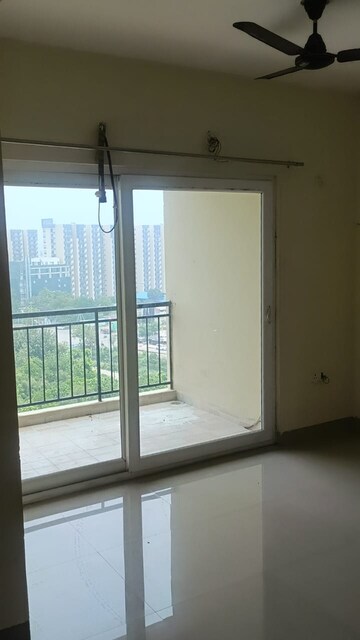 Room in 2 BHK Apartment at Gurukripa Indraprastha Grand, Raebareli Road – for Rent