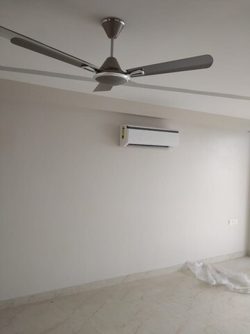 Room in 4 BHK Builder Floor at Vipul World Floors, Sector 48 – for Rent