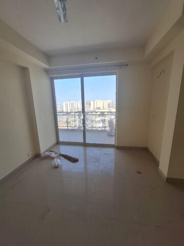Room in 3 BHK Apartment at ILD Grand, Sector 37c – for Rent