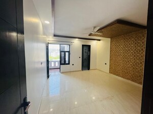 Room in 4 BHK Builder Floor at Green Fields Colony – for Sale