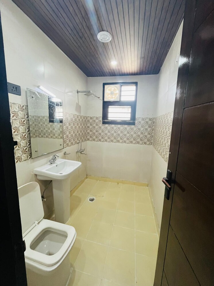 Bathroom, green fields colony 4 Bedroom 2565 Sq.Ft. Builder Floor In Green Fields Colony Faridabad 8897951