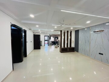 Building Lobby in 4 BHK Builder Floor at Green Fields Colony – for Sale