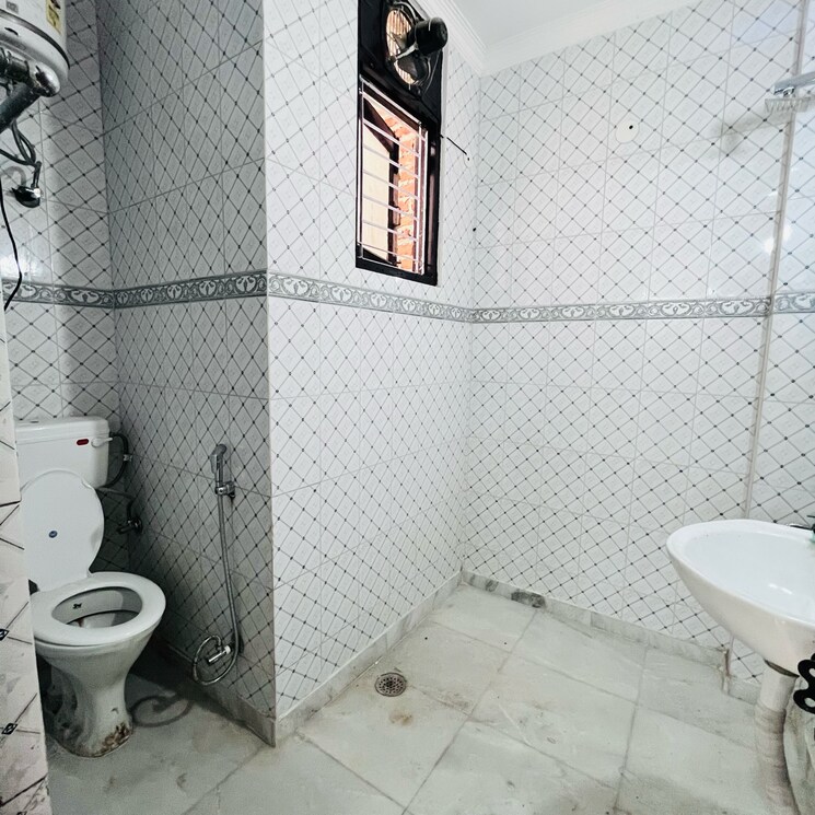 Bathroom, khirki extension 3 Bedroom 105 Sq.Yd. Builder Floor In Khirki Extension Delhi 8897988