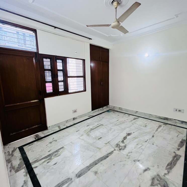 Room, khirki extension 3 Bedroom 105 Sq.Yd. Builder Floor In Khirki Extension Delhi 8897988