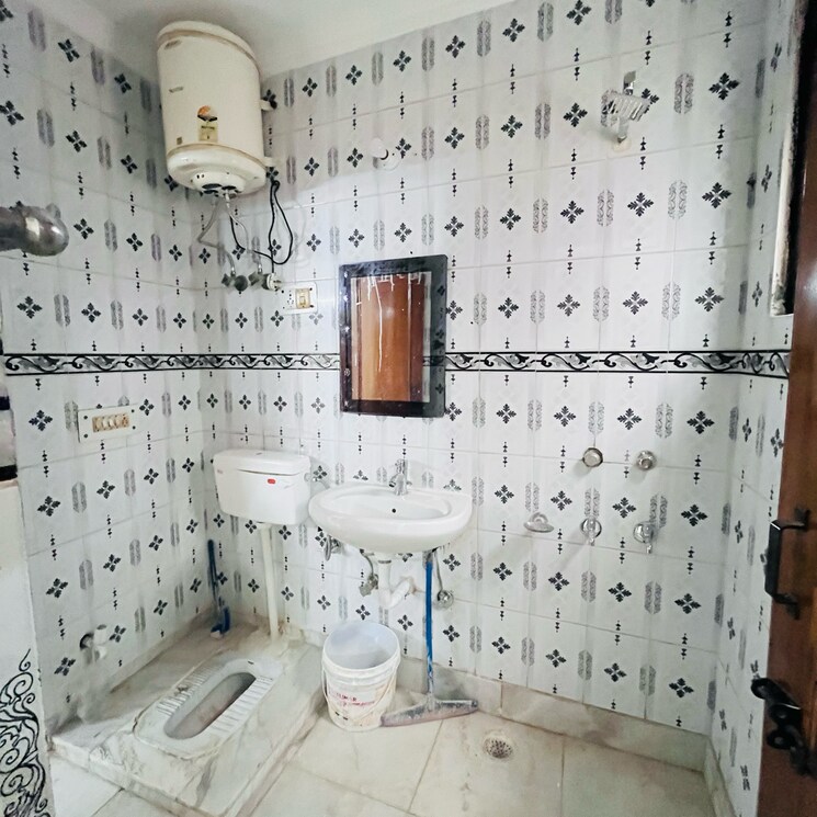 Bathroom, khirki extension 3 Bedroom 105 Sq.Yd. Builder Floor In Khirki Extension Delhi 8897988