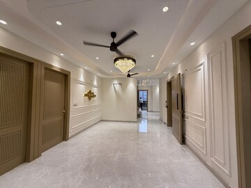 Room in 4 BHK Builder Floor at Green Fields Colony – for Sale