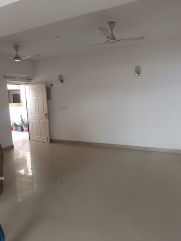 Room in 2 BHK Apartment at Supertech Cape Town, Sector 74 – for Rent