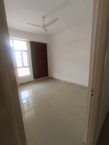 Room in 2 BHK Apartment at Supertech Cape Town, Sector 74 – for Rent
