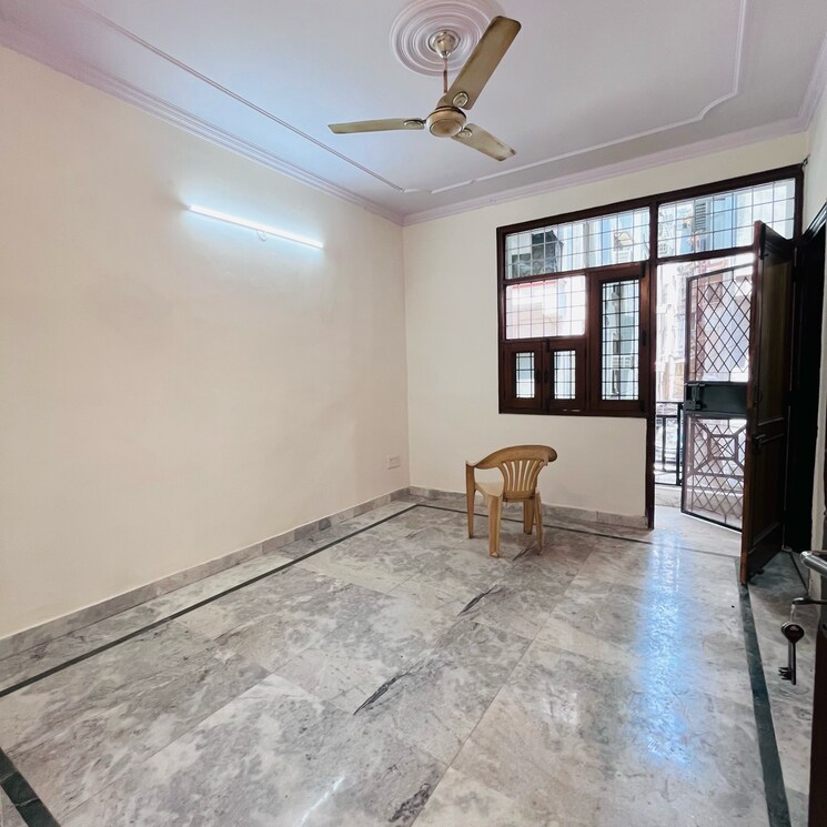 Room, khirki extension 3 Bedroom 110 Sq.Yd. Builder Floor In Khirki Extension Delhi 8898073