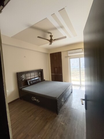 Room in 3 BHK Apartment at Supertech Cape Town, Sector 74 – for Rent