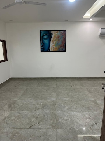 Room in 4 BHK Independent House at DLF Garden Villas, Sector 43 – for Rent