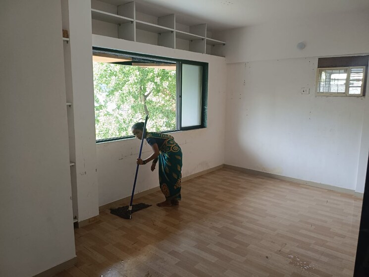 Room, osho-park 1 Bedroom 600 Sq.Ft. Apartment In Naupada Thane 8898187