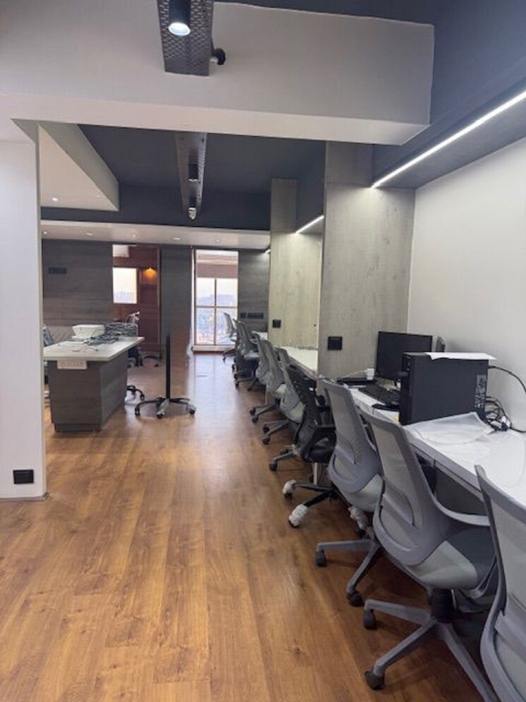  Parking, shilp-epitome Commercial Office Space 1300 Sq.Ft. In Bodakdev Ahmedabad 8898411