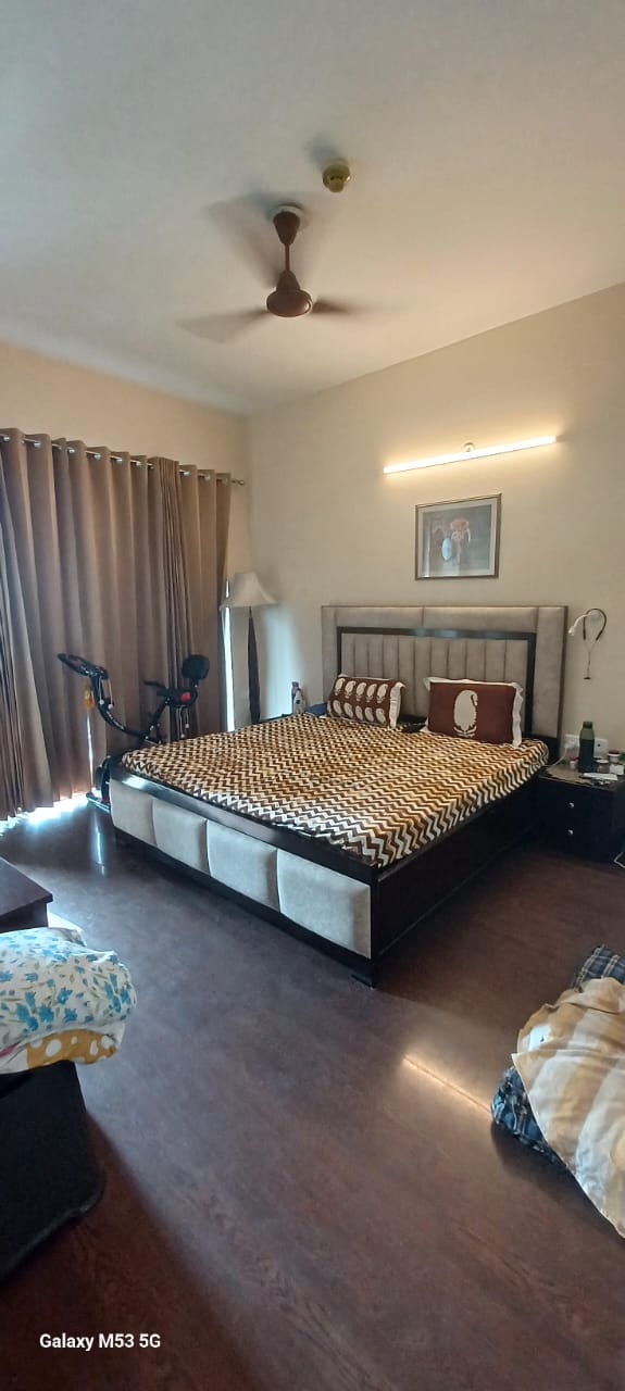 3 BHK + Servant Room Apartment For Rent in Paras Dews