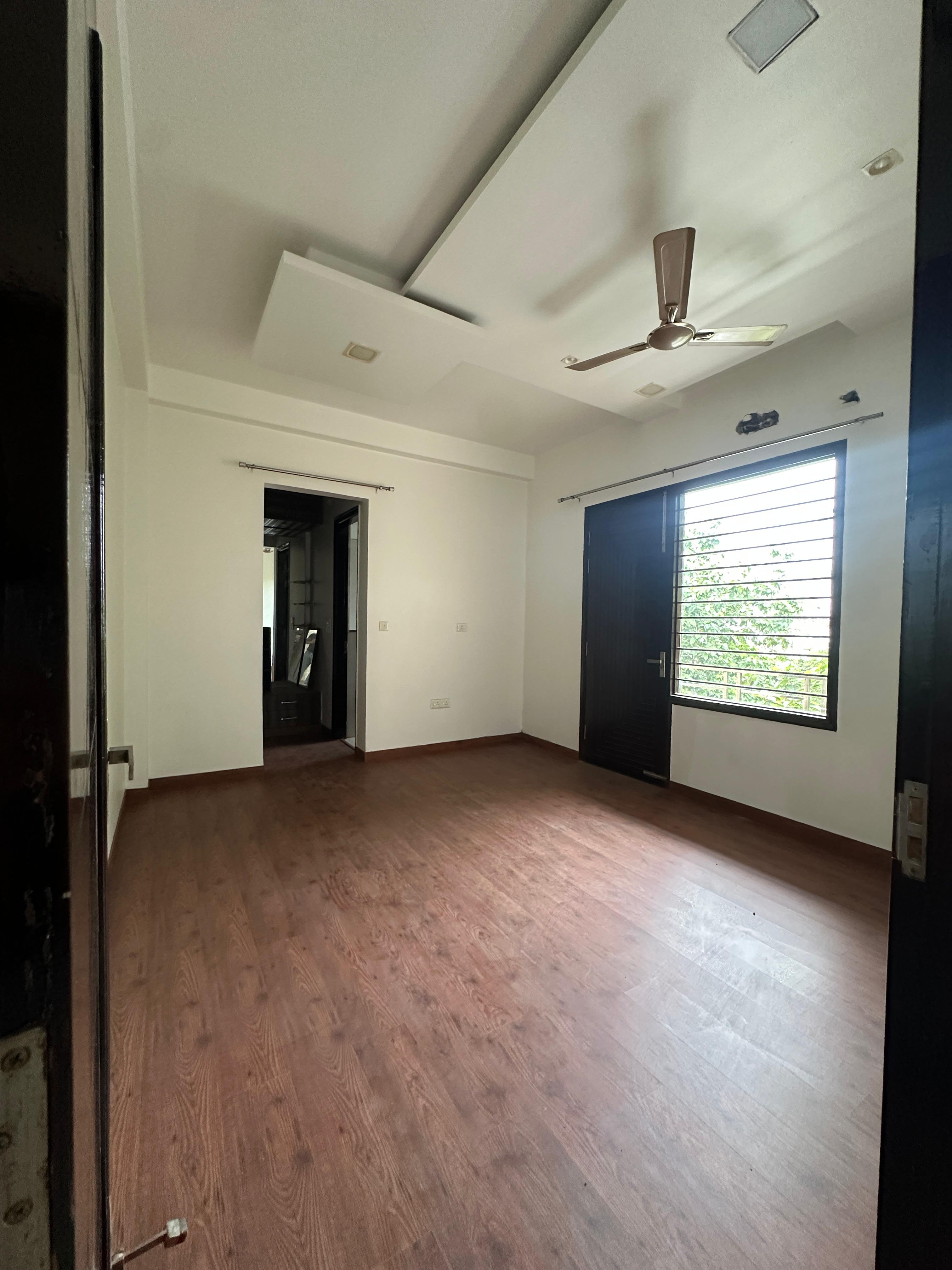5 BHK + Study Room 500 Sq.Yd. Builder Floor in Crown Plaza Mall