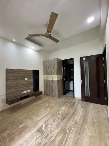 Room in 5 BHK Builder Floor at Crown Plaza Mall, Sector 15a – for Rent