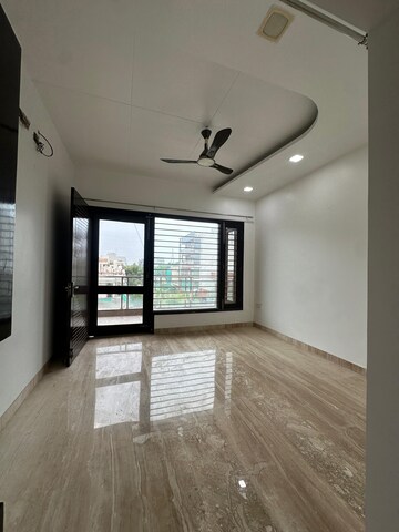 Room in 5 BHK Builder Floor at Crown Plaza Mall, Sector 15a – for Rent