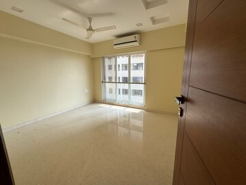 Room in 3 BHK Apartment at Ekta Maplewood, Khar West – for Rent