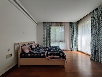 Living Room in 4 BHK Villa at Prestige Golfshire, Nandi Hills – for Rent