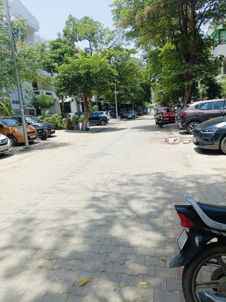  Parking, ardee-city 3.5 Bedroom 1580 Sq.Ft. Builder Floor In Sector 52 Gurgaon 8898887