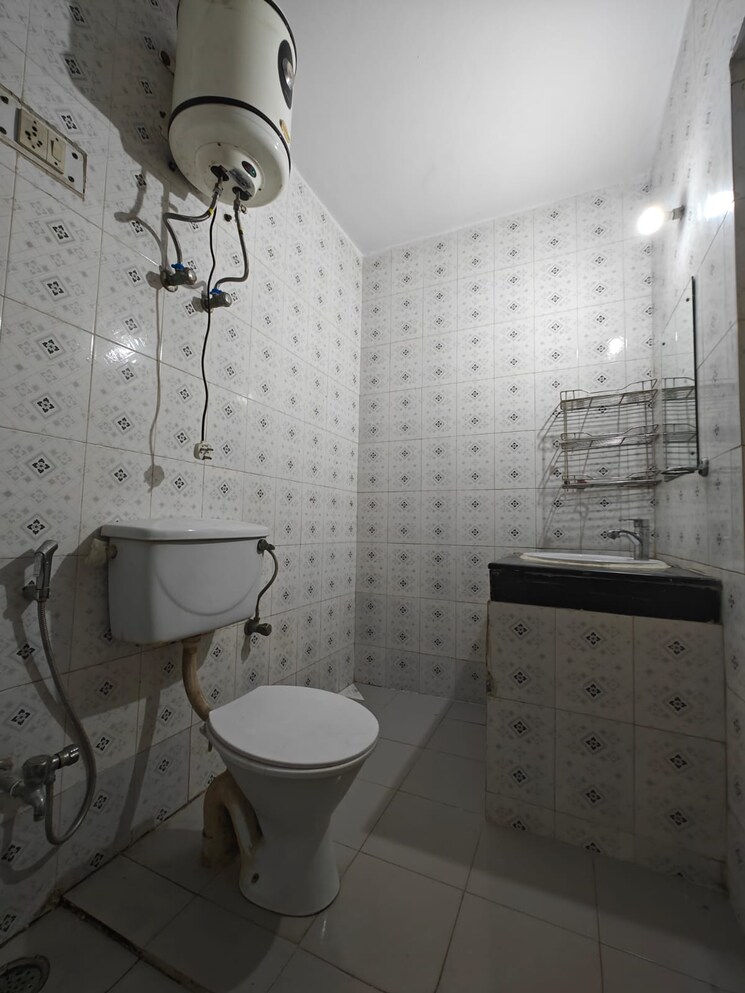 Bathroom, ardee-city 4 Bedroom 1600 Sq.Ft. Builder Floor In Sector 52 Gurgaon 8898941