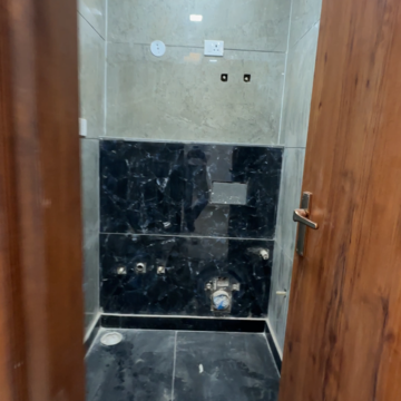 Furnished Amenities in 3.5 BHK Builder Floor at New Rajinder Nagar – for Sale