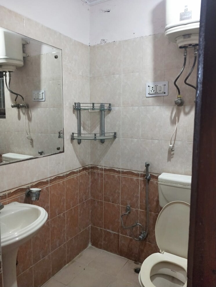 Bathroom, unitech-the-residences-gurgaon 2 Bedroom 1125 Sq.Ft. Apartment In Sector 33 Gurgaon 8899069