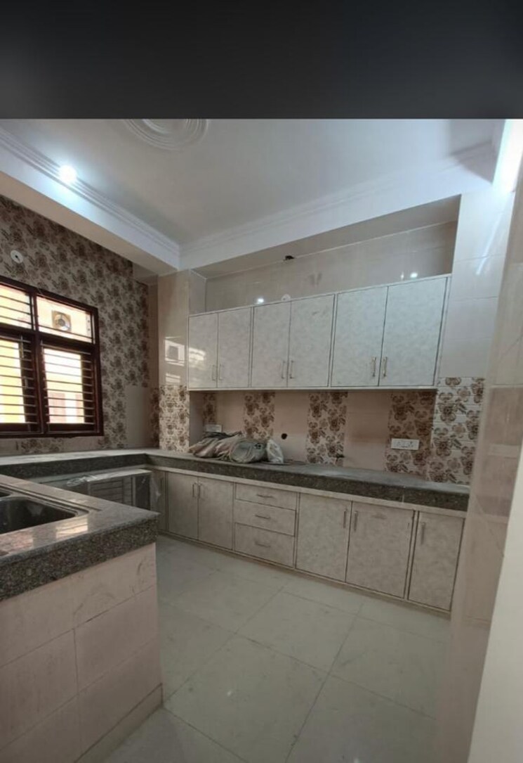 Kitchen, shree-vardhman-victoria 3 Bedroom 1950 Sq.Ft. Apartment In Sector 70 Gurgaon 8899197
