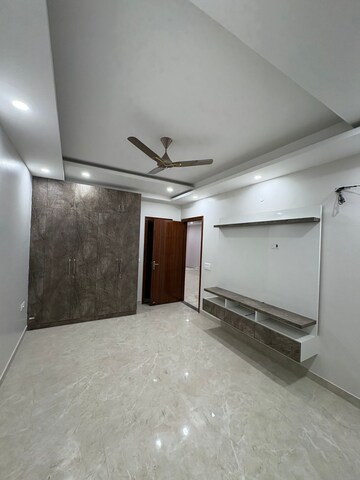 Room in 3 BHK Apartment at Shree Vardhman Victoria, Sector 70 – for Rent