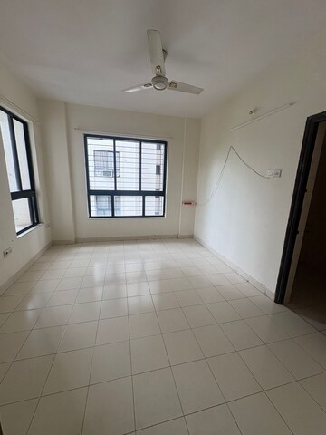 Room in 2 BHK Apartment at Kolte Maestros, Wanowrie – for Rent