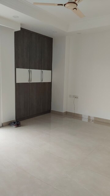Room in 3 BHK Builder Floor at Sector 23a Yamuna Expressway – for Rent