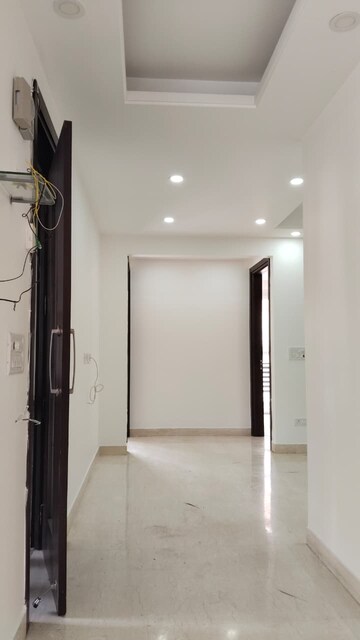 Building Lobby in 3 BHK Builder Floor at Sector 23a Yamuna Expressway – for Rent