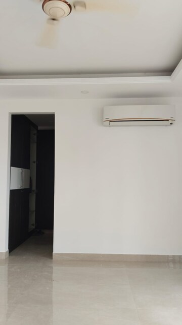Room in 3 BHK Builder Floor at Sector 23a Yamuna Expressway – for Rent