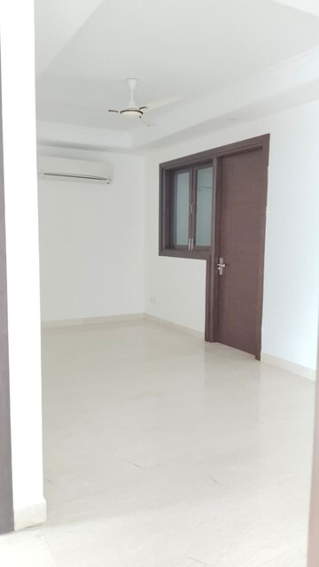 Room in 3 BHK Builder Floor at Sector 23a Yamuna Expressway – for Rent