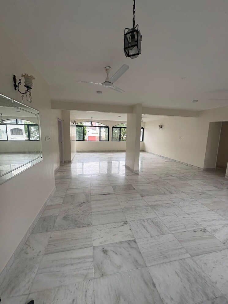  Parking, om-utopia 3 Bedroom 2800 Sq.Ft. Apartment In Wanowrie Pune 8899353