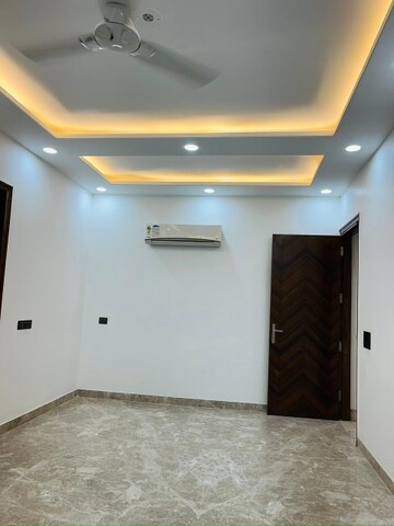 Room in 3 BHK Builder Floor at Sector 27 – for Rent