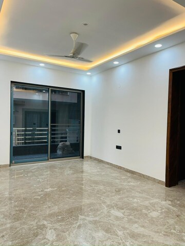 Room in 3 BHK Builder Floor at Sector 27 – for Rent