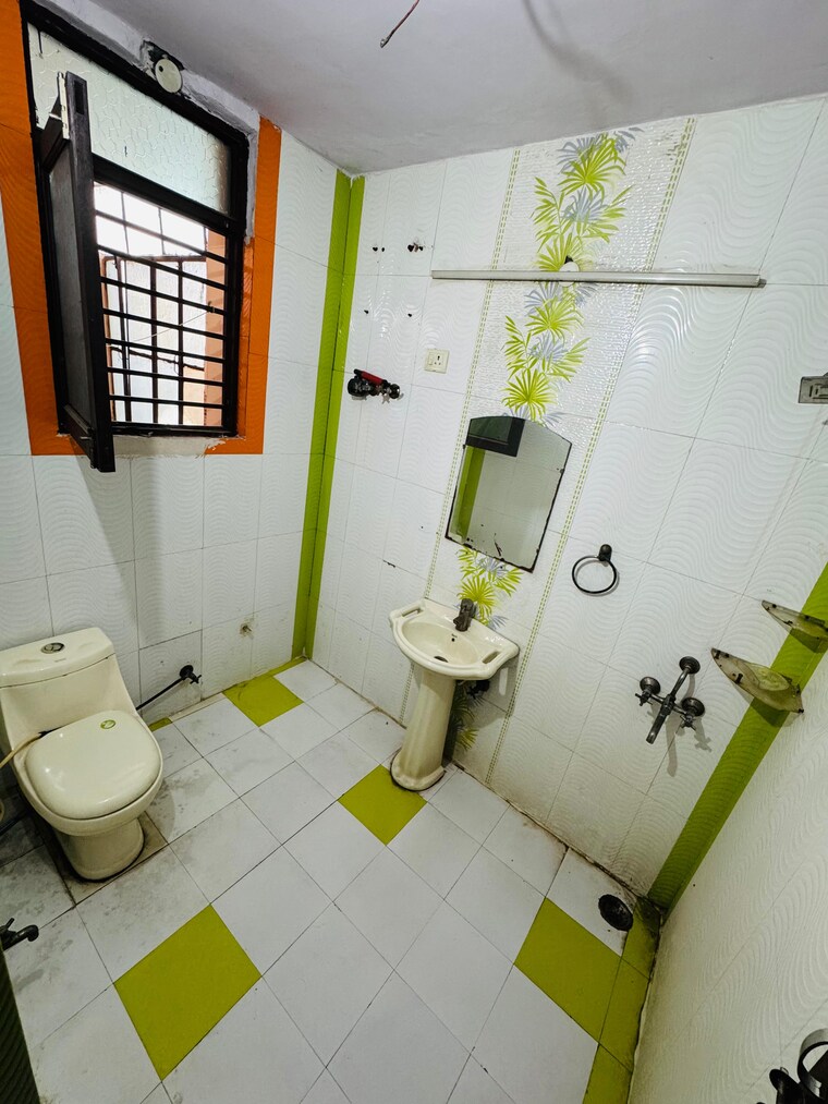 Bathroom, shagun-floors 4 Bedroom 2250 Sq.Ft. Builder Floor In Abhay Khand Ghaziabad 8899618