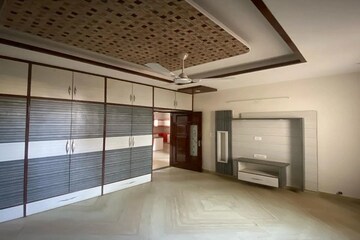 Room in 3 BHK Independent House at Sector 21 – for Rent