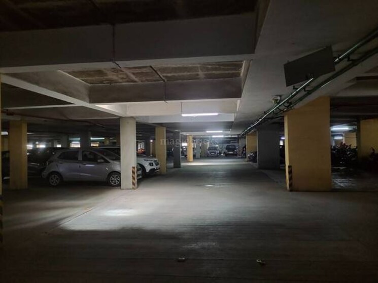  Parking, goyal-pinnacle-business-park Commercial Office Space 1000 Sq.Ft. In Prahlad Nagar Ahmedabad 8899679