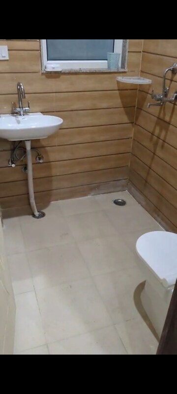 Bathroom in 2 BHK Builder Floor at Sector 33 – for Rent