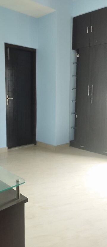 Room in 4 BHK Apartment at Dhakuria – for Sale